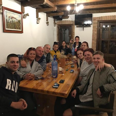 Berger Pince-Vendeghaz, Hajosi Pincek Hotel Luaran gambar