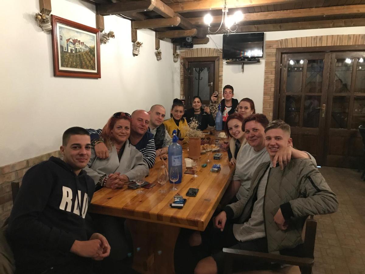 Berger Pince-Vendeghaz, Hajosi Pincek Hotel Luaran gambar