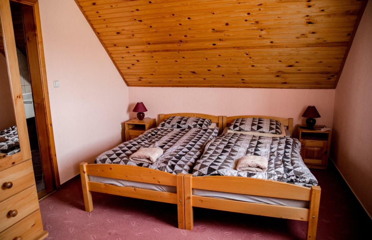 Berger Pince-Vendeghaz, Hajosi Pincek Hotel Luaran gambar